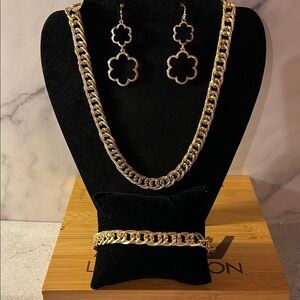 Elegant Gold Jewelry Set with Flower Earrings